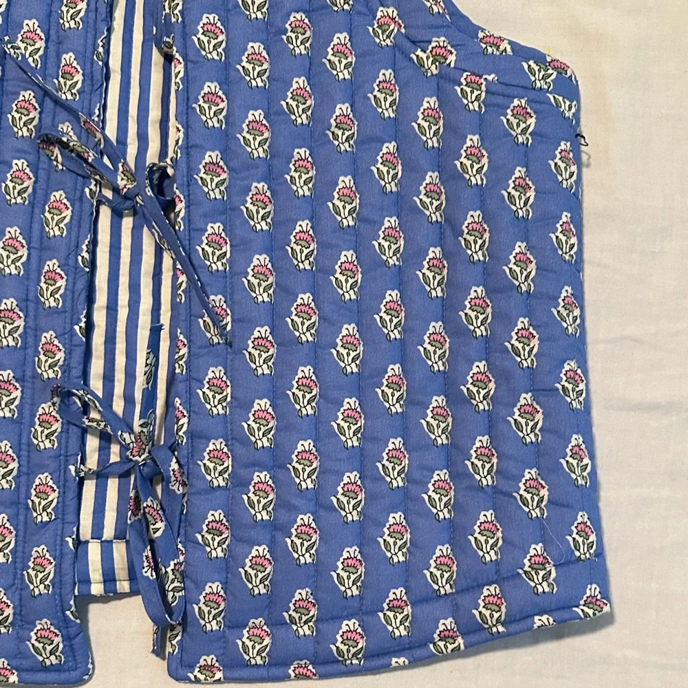 Blue Floral Quilted Vest - Women's Sleeveless Jacket - Picture 3 of 12